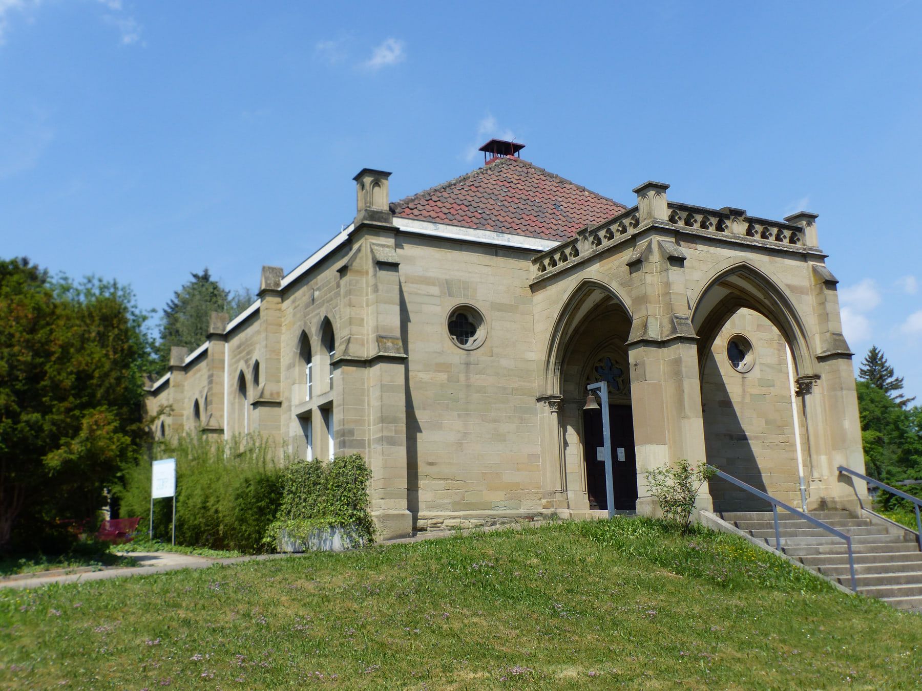 Historisches Leichenhaus mit spitzbogigem Eingangsvorbau und Rundfenstern auf Pragfriedhof Stuttgart